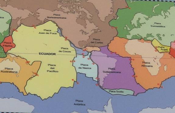 Mapa mostrando as placas tectônicas da Terra. Ao sul da América do sul há uma pequena placa chamada Scotia, que corta o sul da Terra do Fogo, na Argentina (foto de Alex Carniel)